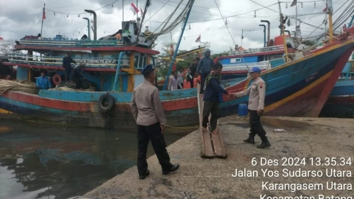 16 ABK Kapal Tenggelam di Perairan Batang Selamat, Bertahan dengan Rakit Darurat