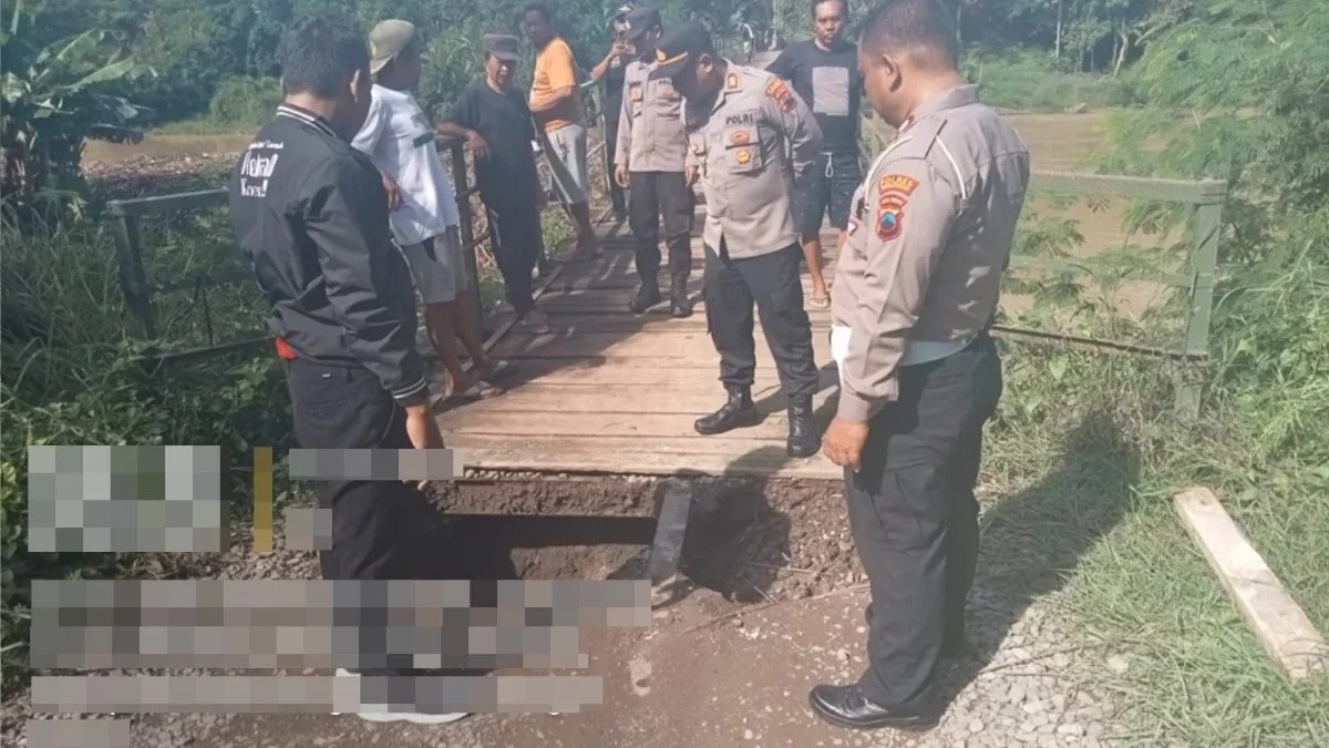 Jembatan Glotak di Pekalongan Ambles Akibat Sampah Menumpuk di Sungai