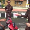 Kajari Kendal Aksi Edukasi Anti-Korupsi di Hari Anti Korupsi Sedunia, Bagikan Stiker di Jalan