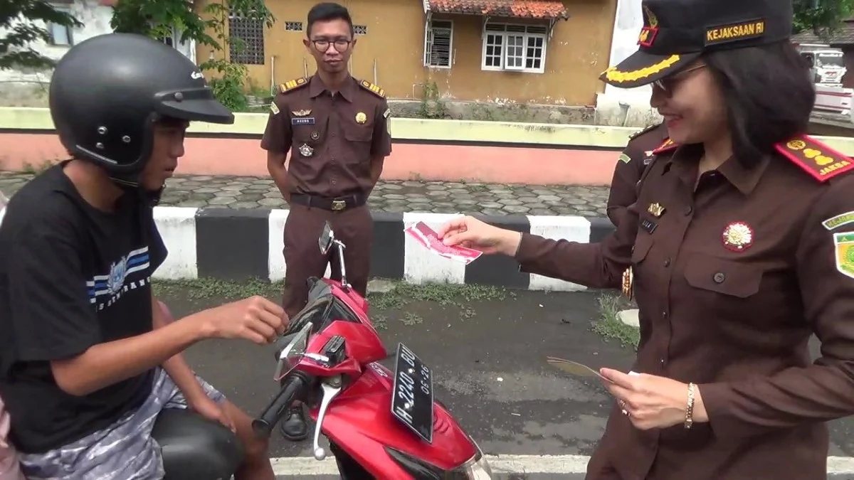 Kajari Kendal Aksi Edukasi Anti-Korupsi di Hari Anti Korupsi Sedunia, Bagikan Stiker di Jalan