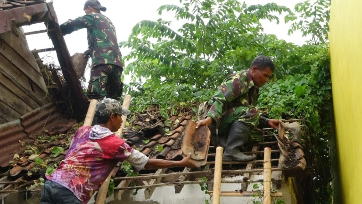 Kodim 0710/Pekalongan Rehab Rumah Tak Layak Huni Warga Kandang Panjang