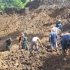 Longsor di Desa Bodas, Dua Rumah Rusak Parah Akibat Tertimbun Tanah