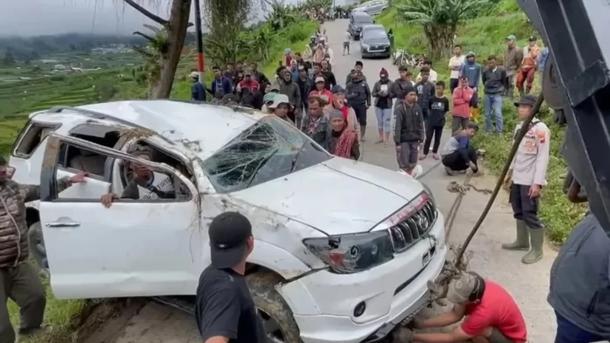 Toyota Fortuner Terjun ke Jurang di Jalur Dieng, Semua Penumpang Selamat