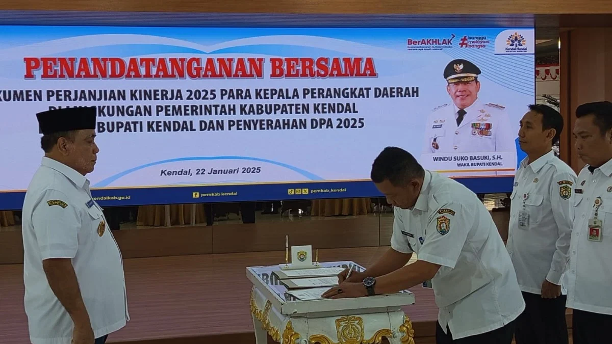 Awal Tahun 2025, Bupati Kendal dan Pimpinan OPD Tanda Tangani Perjanjian Kerja untuk Percepatan Program Strate