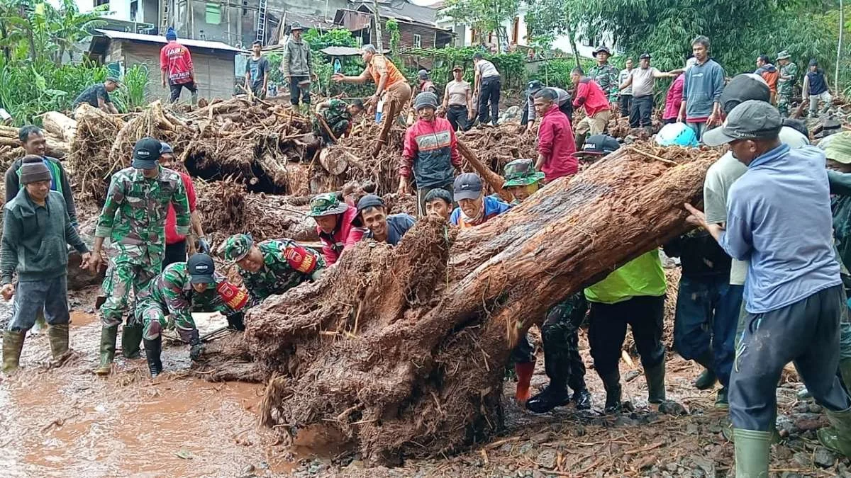 Banjir Bandang Batang Lumpuhkan Aktivitas Warga, Sisakan Material Lumpur dan Batu