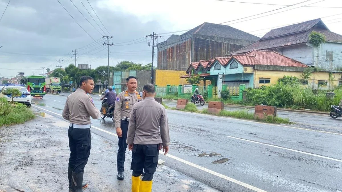 Banjir Lumpuhkan Jalur Pantura Batang, Polisi Terapkan Contraflow untuk Atasi Kemacetan