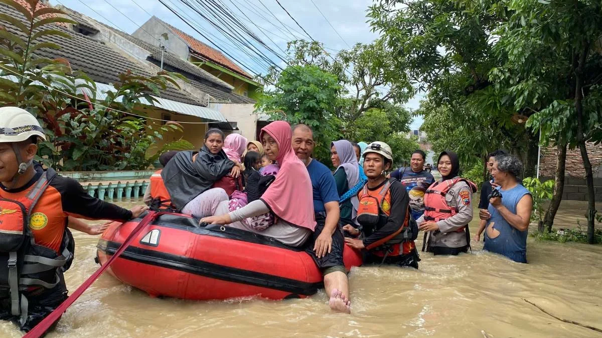 Banjir di Patebon Kendal, Ratusan Warga Terpaksa Mengungsi ke 6 Lokasi Aman