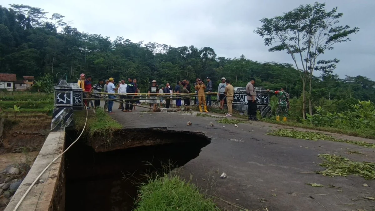 Jembatan Kali Kupang Ambles, Akses Warga Tiga Desa Terganggu