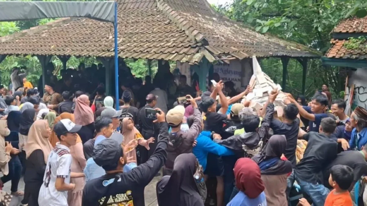 Meriah! Kirab Budaya Rajaban di Protomulyo, Warga Berebut Gunungan Hasil Bumi