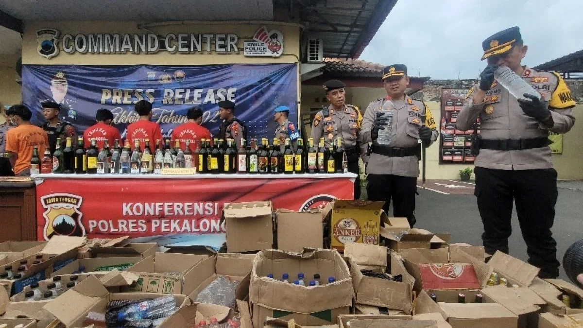 Razia Akhir Tahun: Polres Pekalongan Kota Sita 812 Botol Miras dan Psikotropika