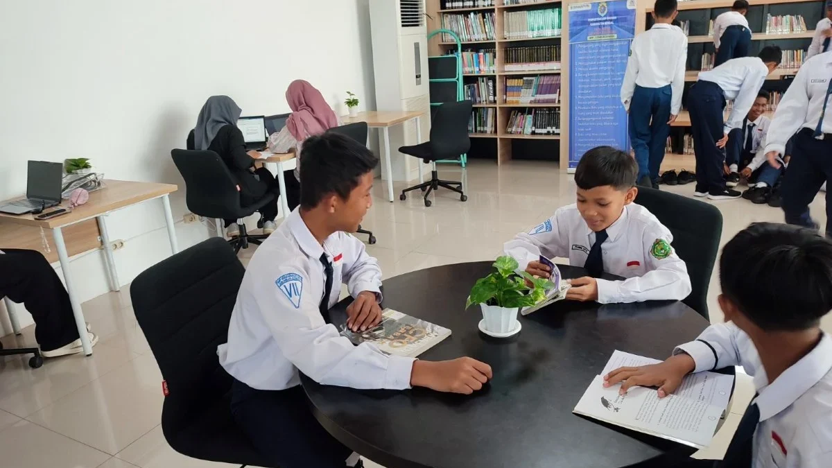 SMP Muhammadiyah 4 Sukorejo Giatkan Literasi, Kunjungi Perpusda Kendal