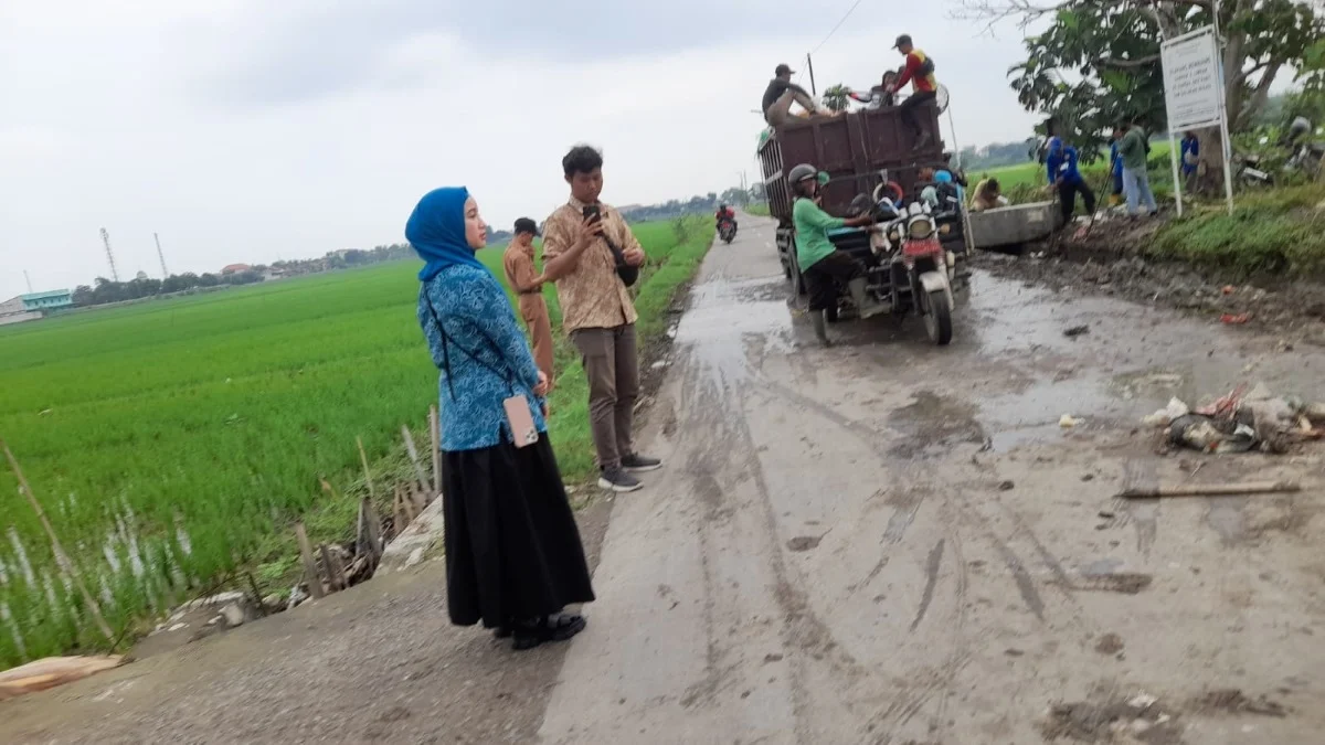   Sampah Menahun di Jalan Tambakrejo-Bulugede Kendal Akhirnya Dibersihkan