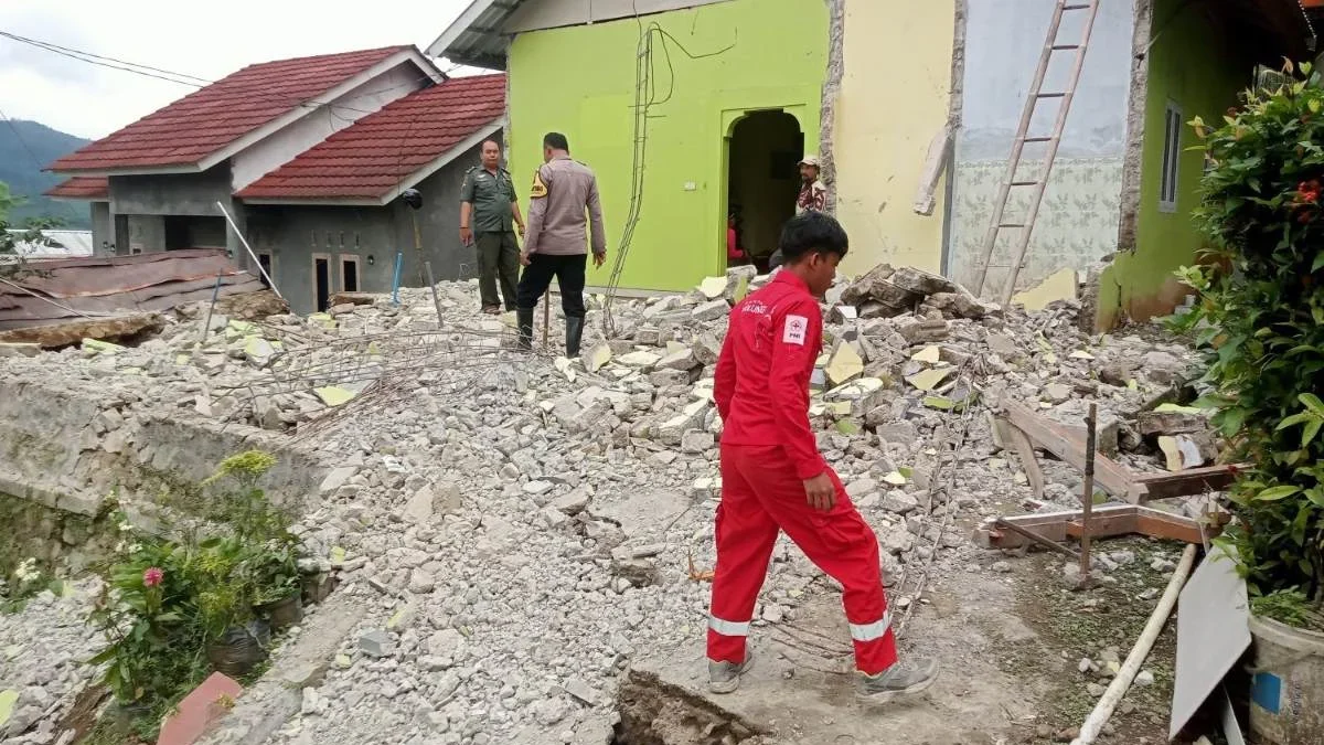 Tanah Gerak Terjang Kandangserang, Puluhan Rumah Retak dan Jalan Amblas