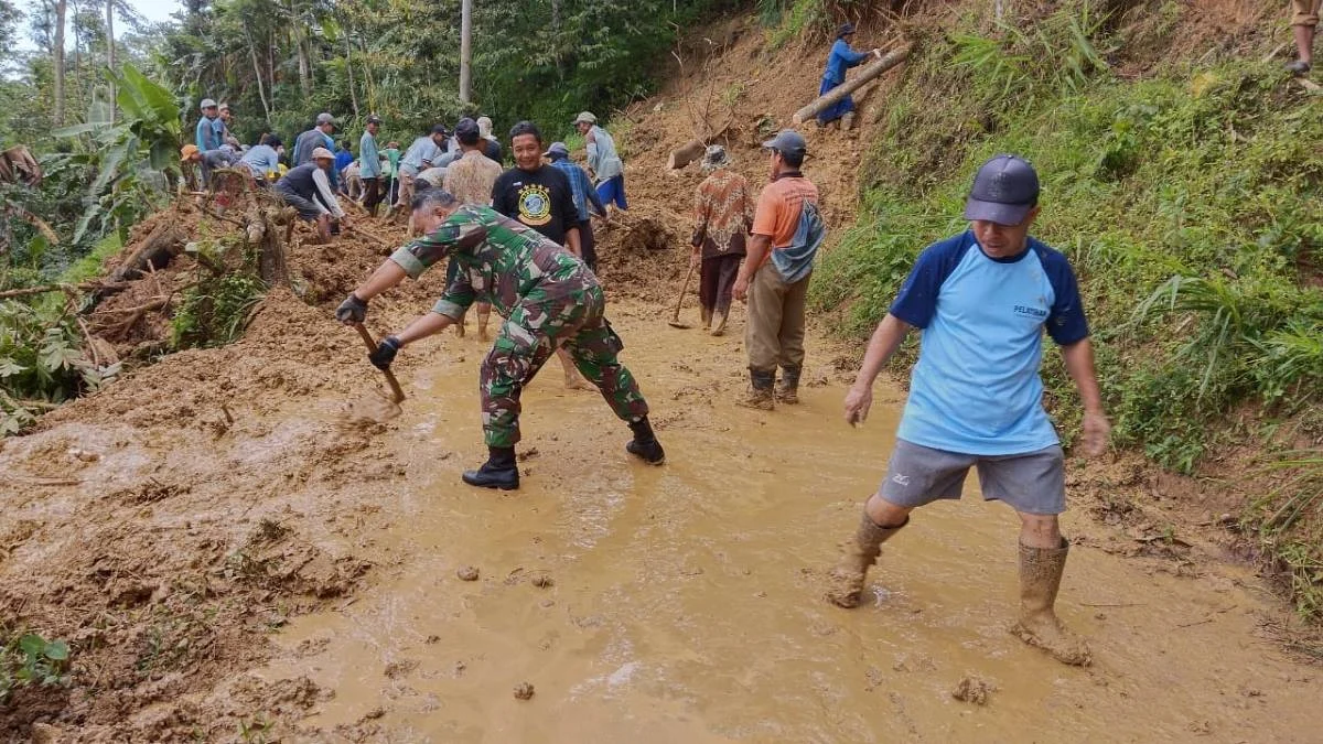 Tebing Longsor di Kandangserang Tutup Akses Dua Desa, Aparat dan Warga Bersihkan Secara Manual