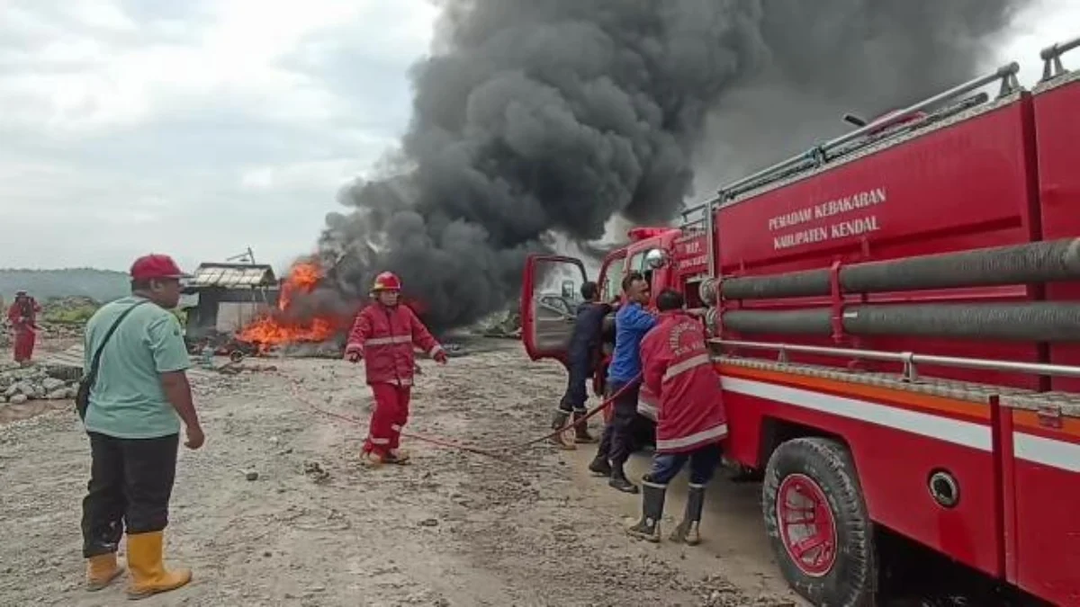 Gudang Solar di Eks Pabrik Tossa Kaliwungu Terbakar, Diduga Akibat Percikan Pengelasan