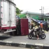 Hindari Motor Menyeberang Mendadak, Truk Bermuatan Duku Tabrak Tronton dan Terguling di Kendal