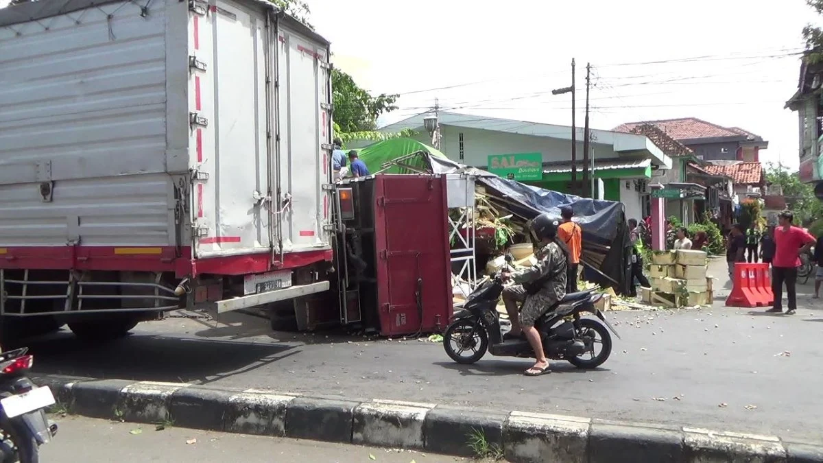 Hindari Motor Menyeberang Mendadak, Truk Bermuatan Duku Tabrak Tronton dan Terguling di Kendal