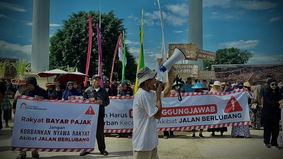 Jalan Pantura Batang Rusak Parah, Warga Demo Pemkab dan Tuntut Santunan Korban