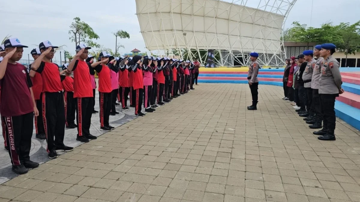 Latih Disiplin Siswa, Ditpolairud Polda Jateng Berikan Pelatihan PBB di SMPN 3 Pekalongan