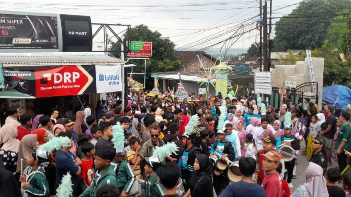 Meriahnya Tradisi Grebeg Sumpil di Kendal, Warga Berebut Gunungan Berisi Sumpil dan Uang