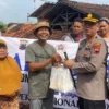 PWI dan Polres Pekalongan Kota Bagikan Sembako untuk Warga Terdampak Banjir