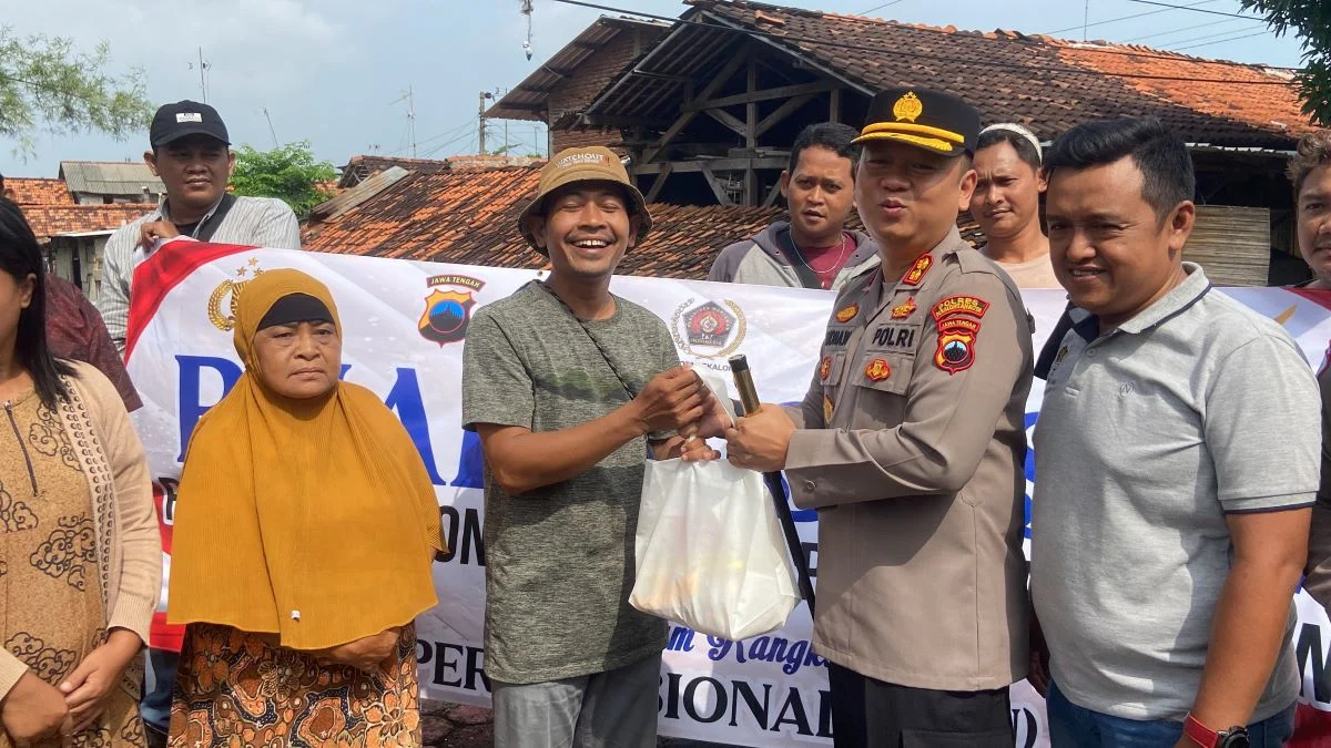 PWI dan Polres Pekalongan Kota Bagikan Sembako untuk Warga Terdampak Banjir