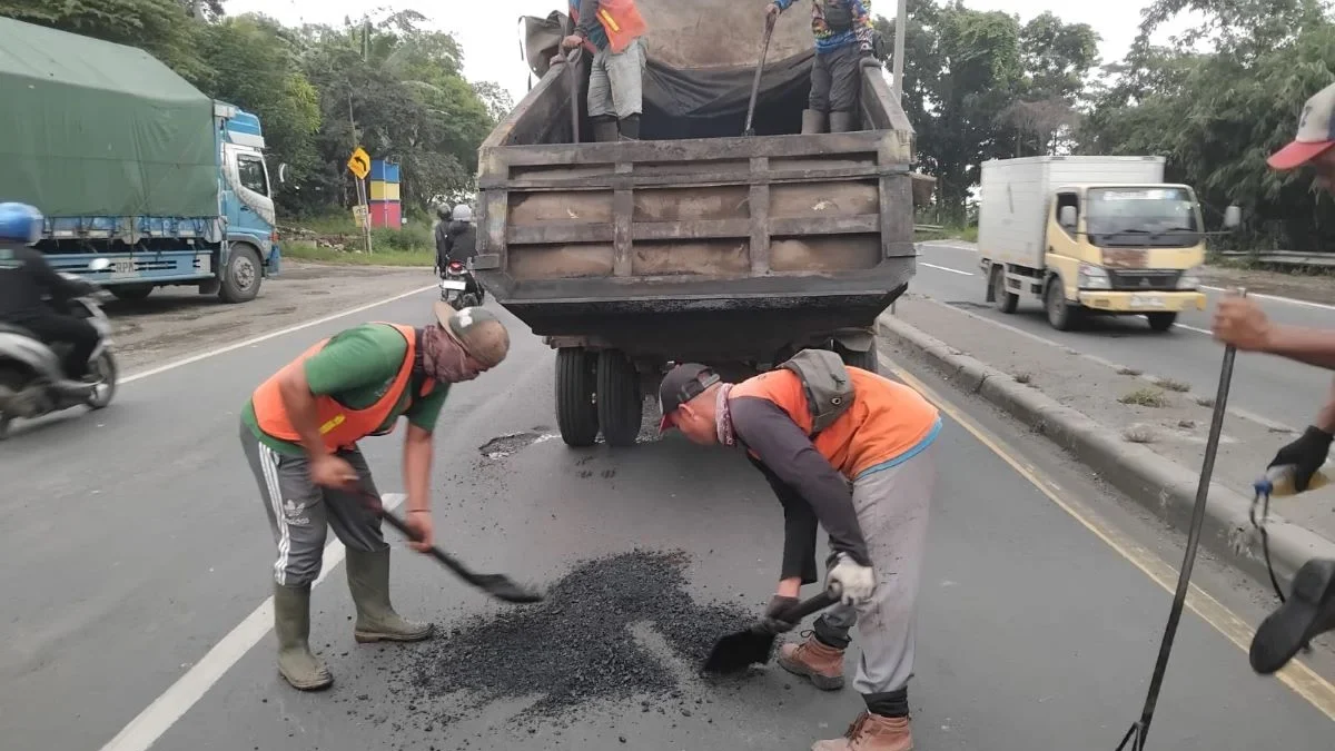 Perbaikan Jalan Berlubang di Pantura Batang Dimulai, Fokus Hadapi Arus Mudik Lebaran