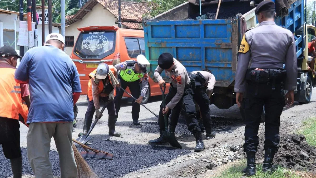 Polisi Tambal Jalan Berlubang di Bojong untuk Kurangi Risiko Kecelakaan