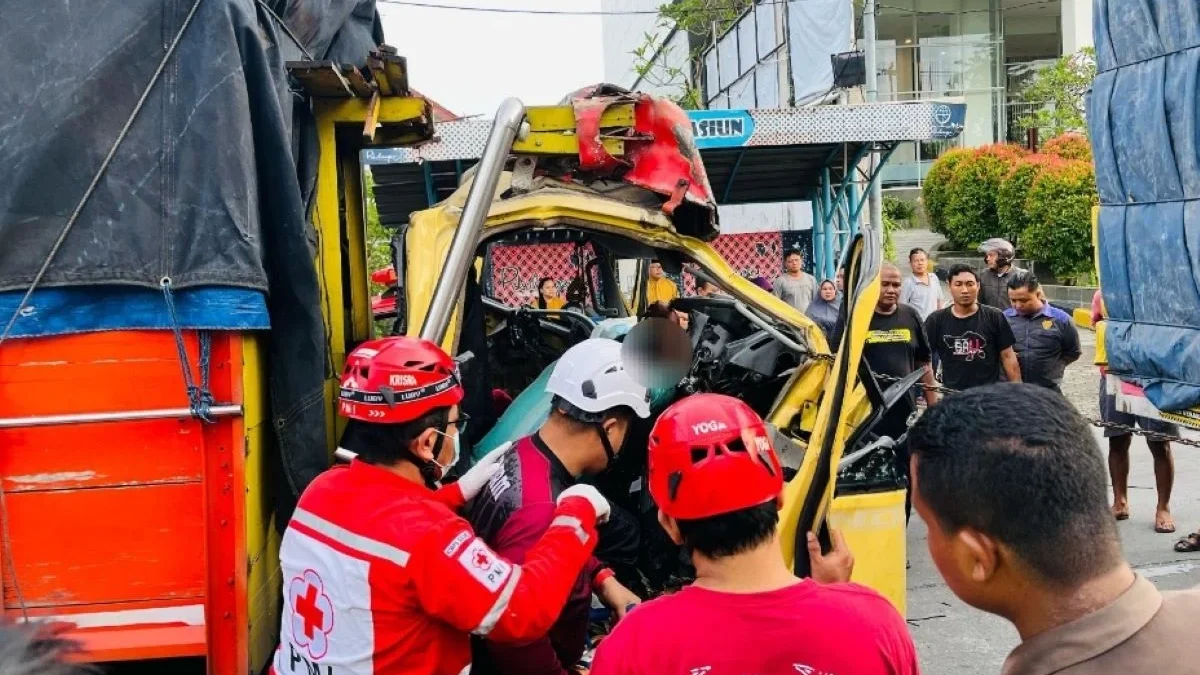 Truk Colt Diesel Hantam Tronton di Lampu Merah Pekalongan, Sopir dan Kernet Terjepit