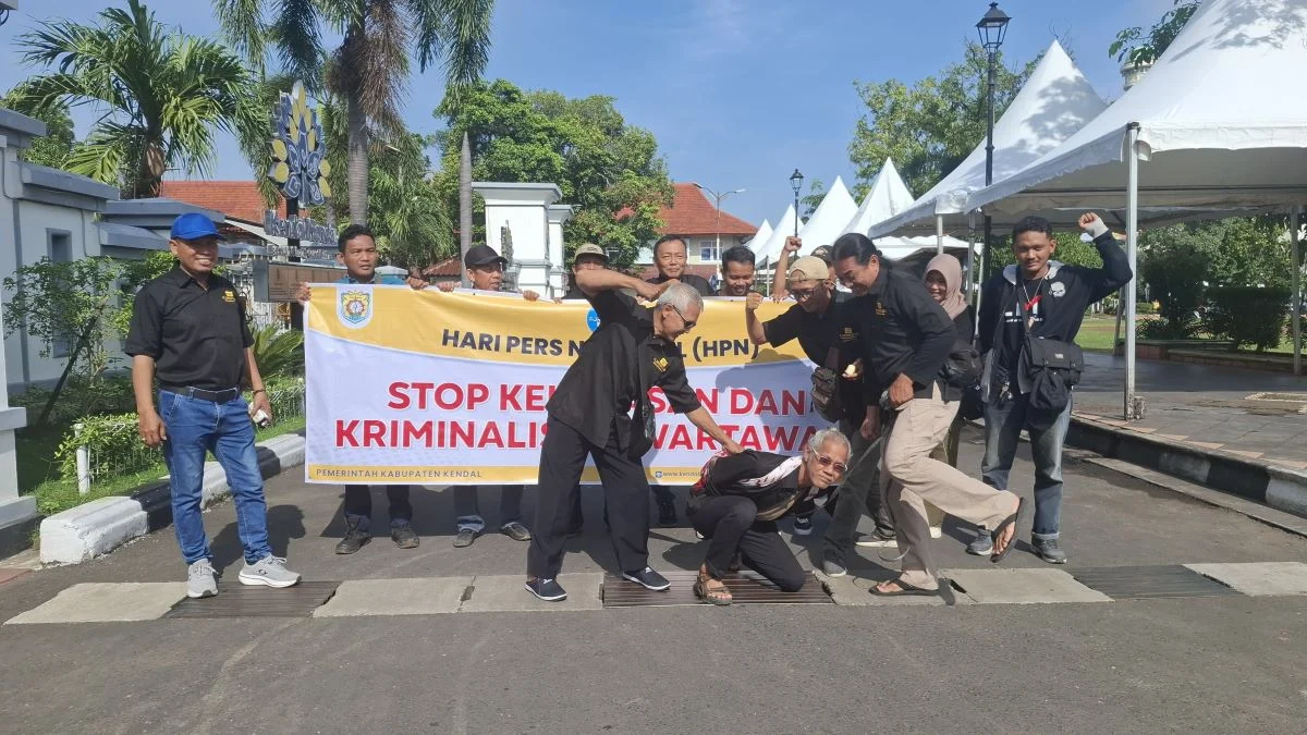 Wartawan Kendal Aksi Teatrikal Desak Akhiri Kekerasan dan Kriminalisasi Media