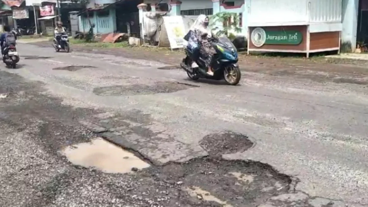 Waspada! Jalan Rusak di Bojong hingga Kajen Kian Membahayakan, Pengendara Keluhkan Banyak Lubang