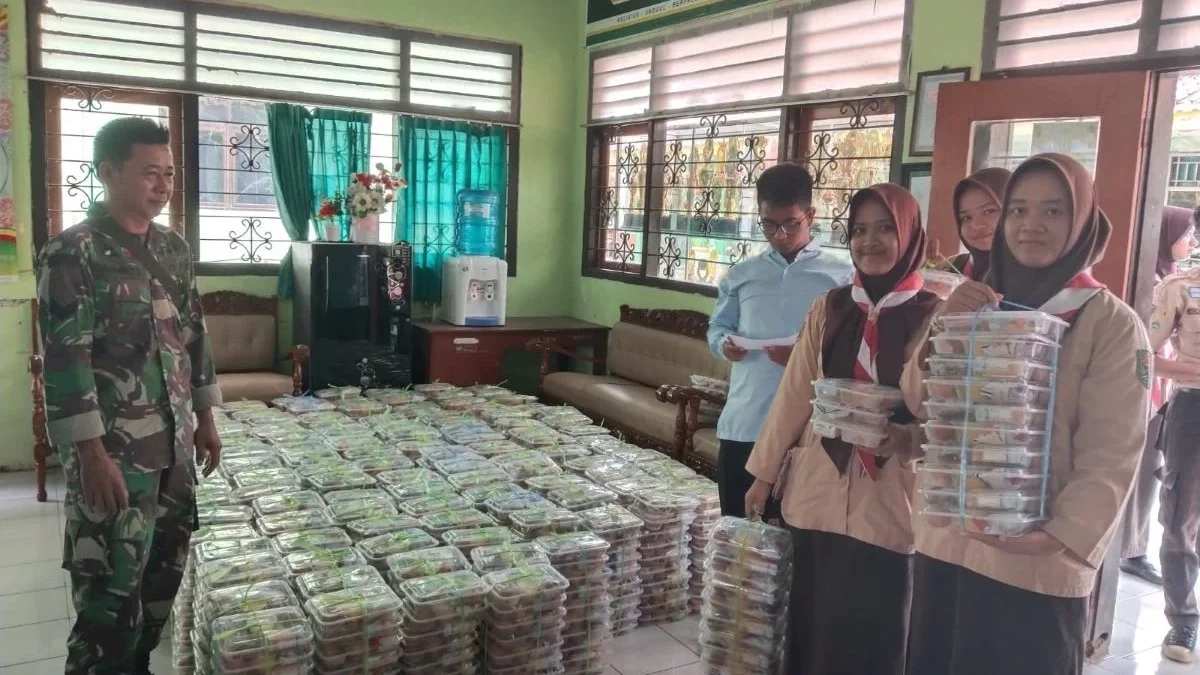 Babinsa Koramil Pekalongan Barat Dampingi Program Makan Bergizi Gratis untuk Pelajar