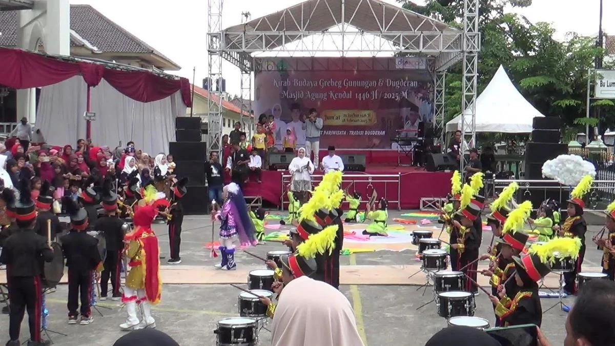 Dugderan Kendal Meriah Sambut Ramadan, Warga Berburu Kuliner Khas dan Ikut Prosesi Gunungan
