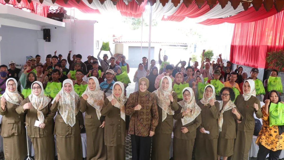 GOW Kota Pekalongan Berbagi Bingkisan untuk Penyapu Jalan, Bentuk Apresiasi bagi Pahlawan Kebersihan