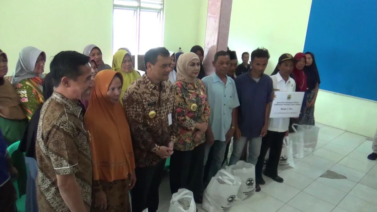 Gubernur Jateng Tinjau Pasar Boja, Perbaikan Jalan, dan Salurkan Bantuan di Kendal