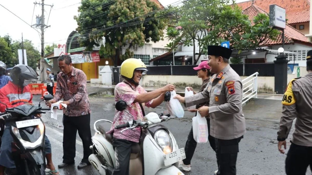 Kapolres Kendal Pimpin Apel Patroli Ngabuburit, Bagikan Takjil untuk Pengendara