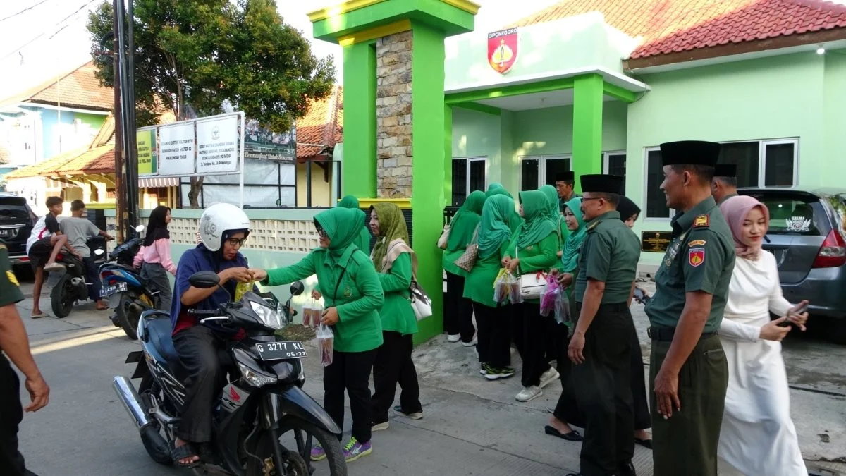 Koramil 02/Pekalongan Timur Bagikan Takjil Ramadan, Pererat Kebersamaan dengan Warga