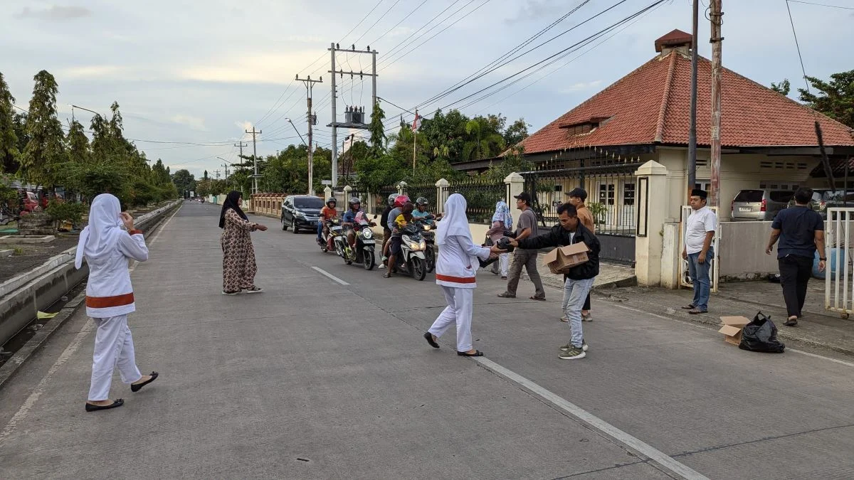 PWI Kota Pekalongan Bagikan 110 Paket Buka Puasa, Antusias Warga Tinggi