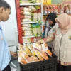 Petugas Temukan Produk Kedaluwarsa di Toko, Warga Diminta Lebih Teliti Saat Belanja