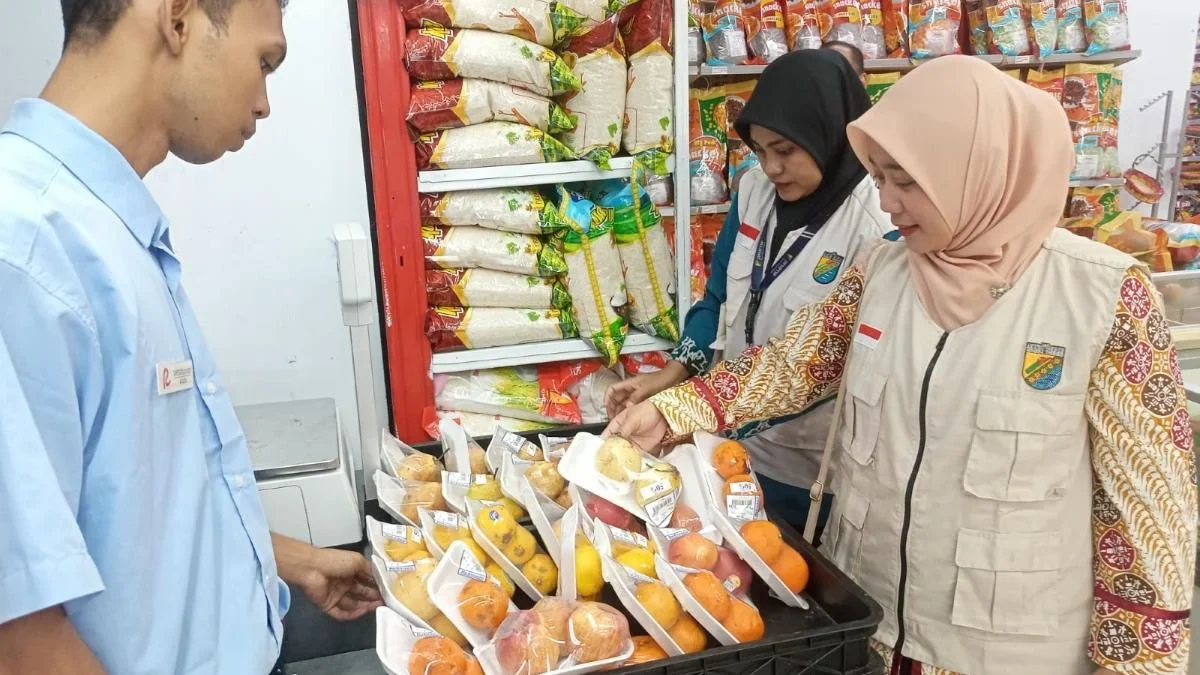 Petugas Temukan Produk Kedaluwarsa di Toko, Warga Diminta Lebih Teliti Saat Belanja