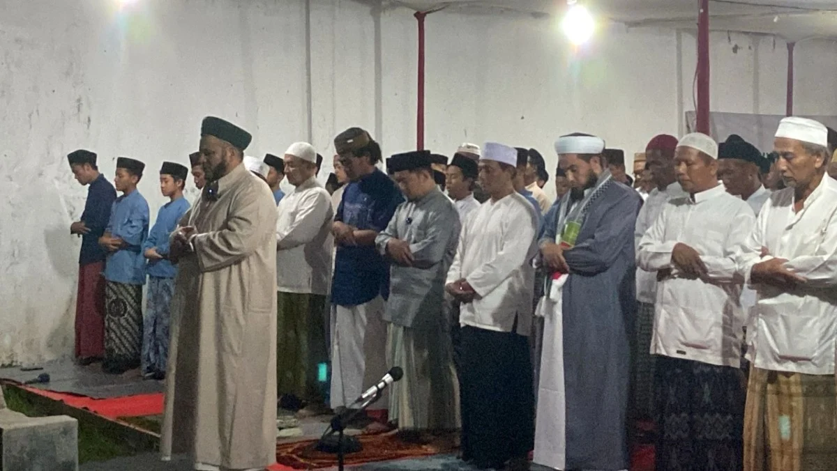 Ponpes Al Maliki Pekalongan Gelar Tarawih Istimewa, Dihadiri Cicit Syekh Abdul Qadir Al-Jailani