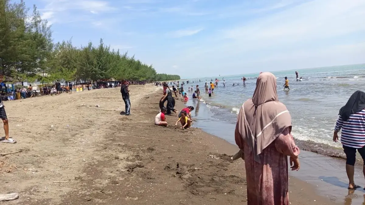 Libur Lebaran 2025, Ribuan Wisatawan Padati Pantai Indah Kemangi hingga Hari Terakhir