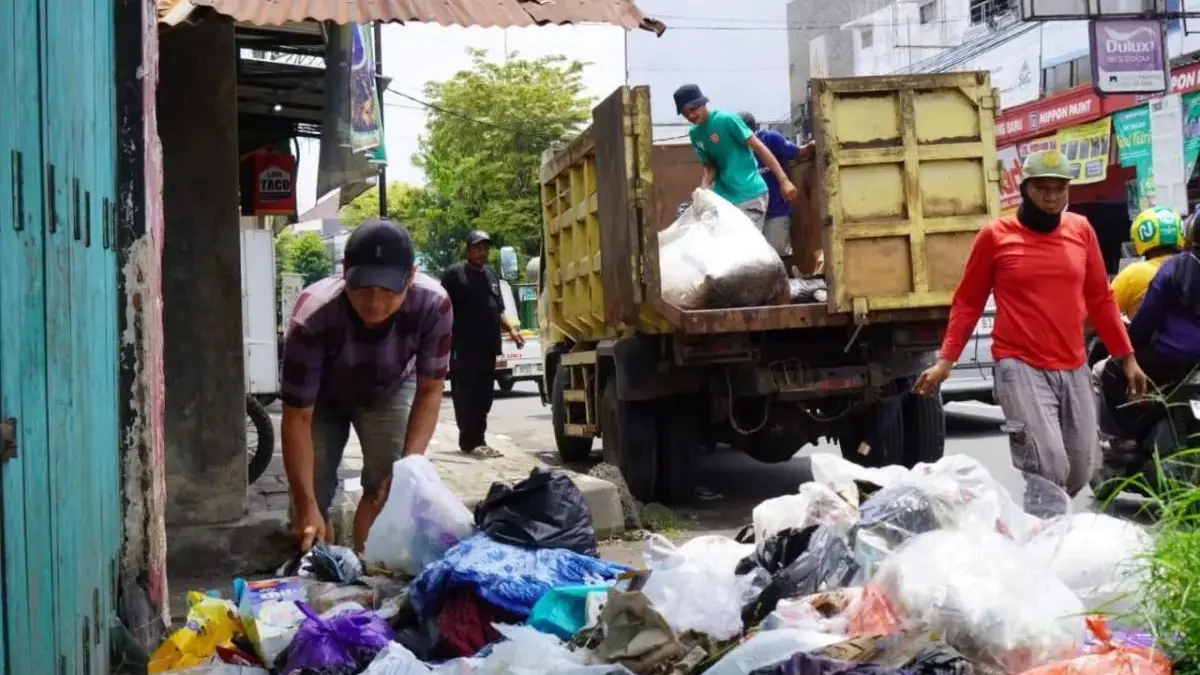 Tumpukan Sampah Usai Penutupan TPA Degayu, DLH Pekalongan Lembur Siang Malam