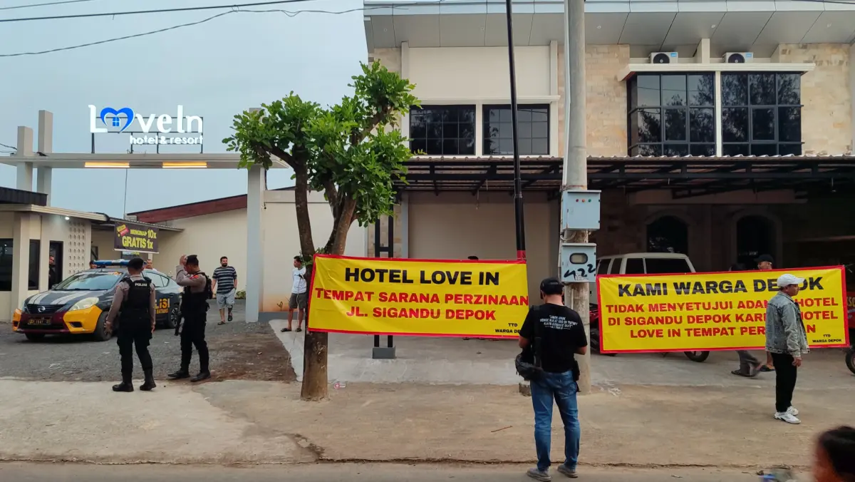 Penutupan paksa Hotel Love In di kawasan Pantai Sigandu, Batang.