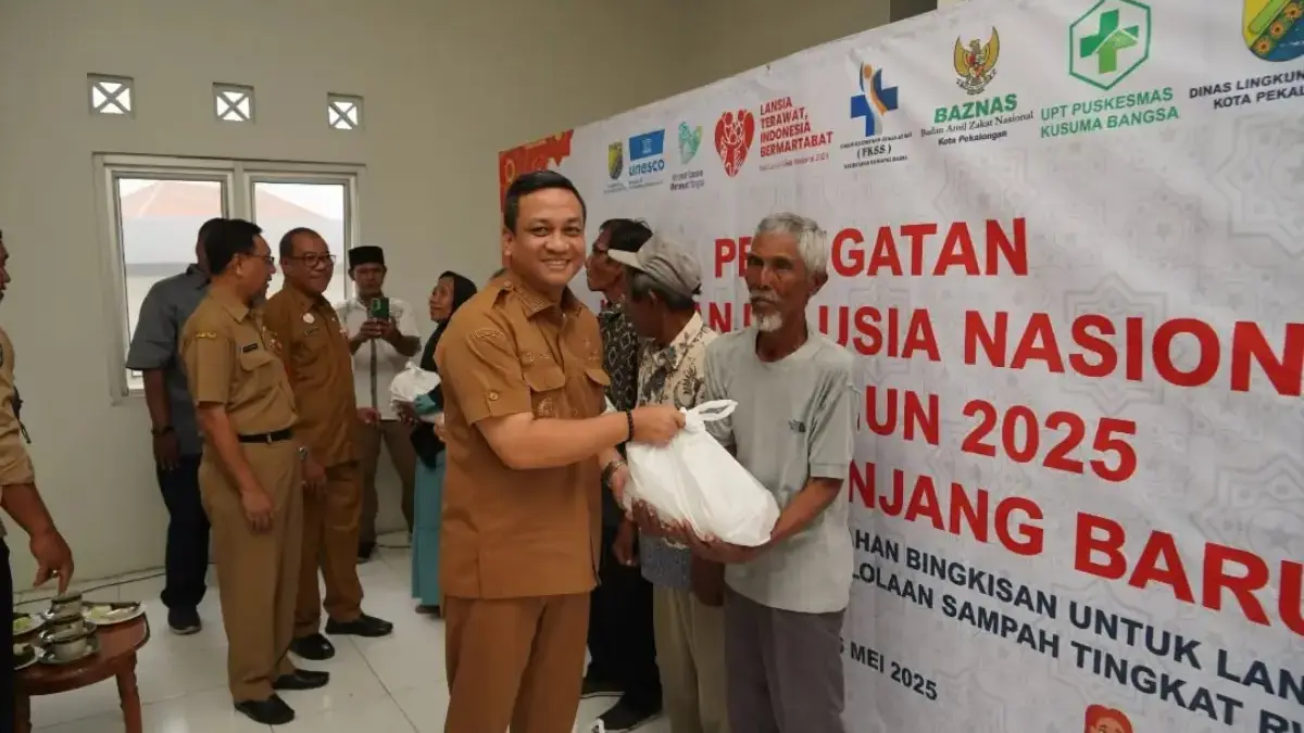 Wali Kota Aaf Pekalongan Serahkan Bingkisan untuk Lansia dan Dukung Pengolahan Sampah Mandiri
