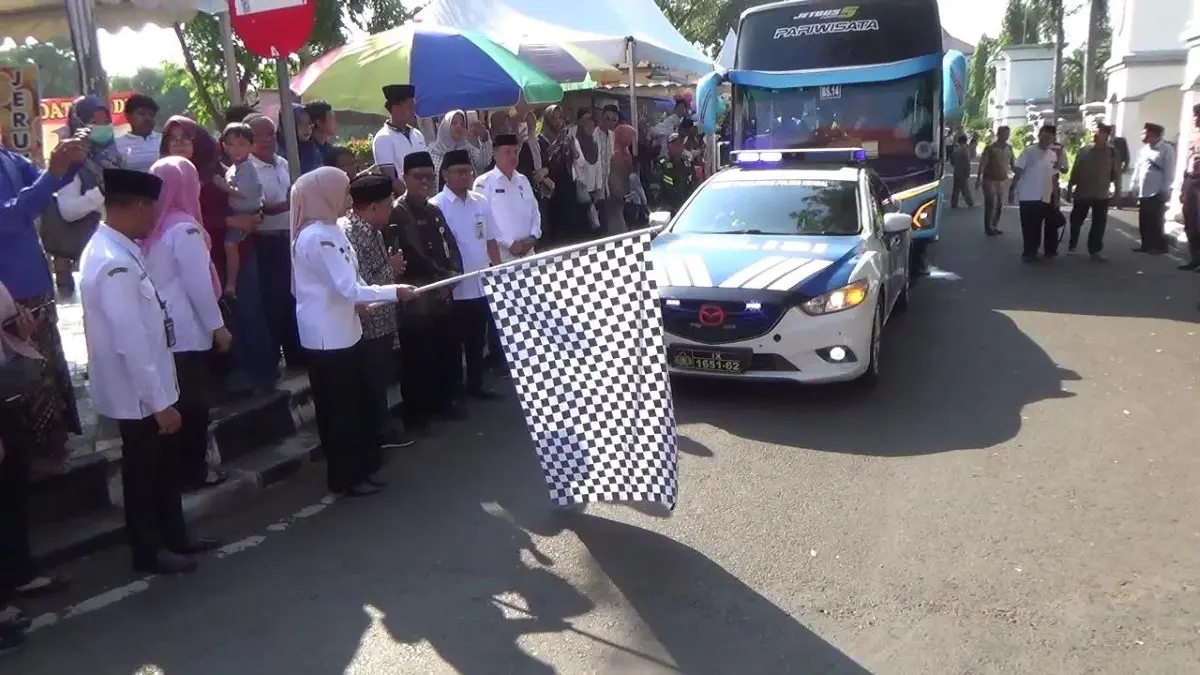 Bupati Kendal Pesankan Calon Jemaah Haji Jaga Kesehatan, 1.332 Jamaah Diberangkatkan Menuju Tanah Suci