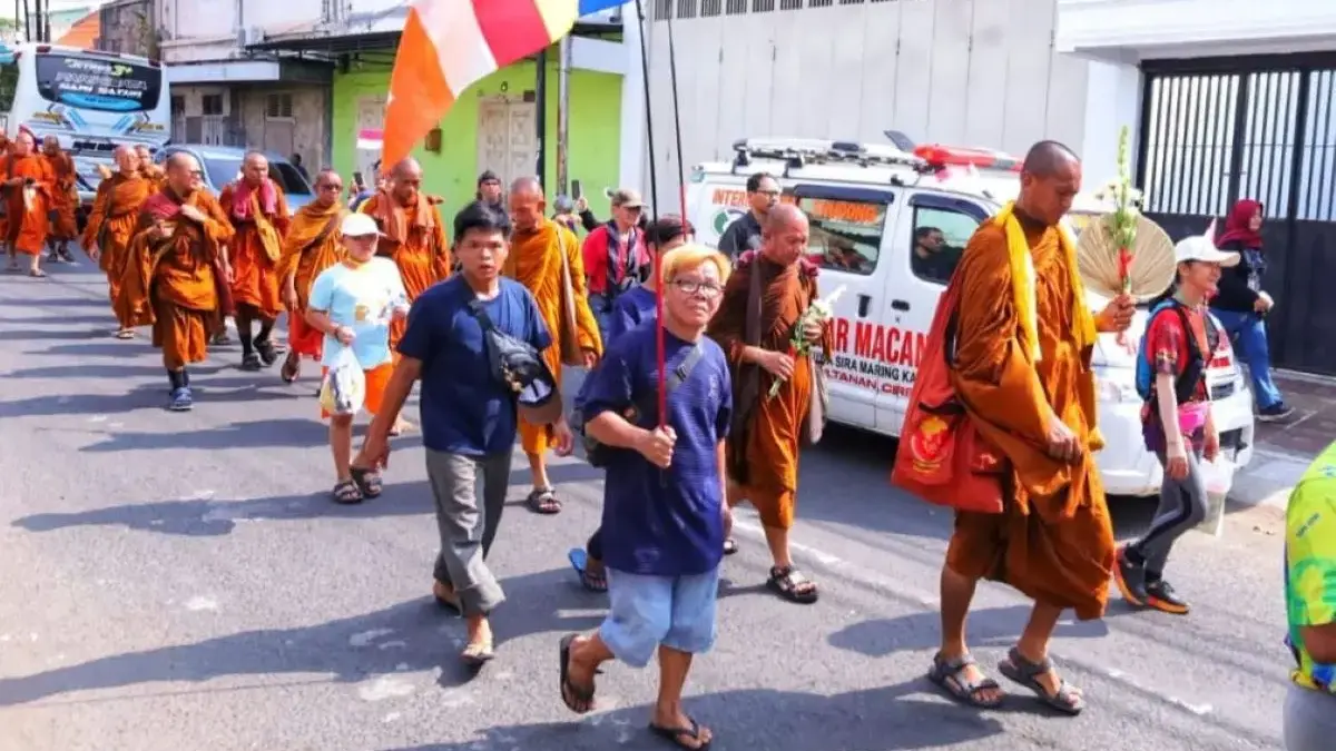 Disambut Meriah di Pekalongan, 36 Biksu Thudong Internasional Singgah dalam Perjalanan Menuju Borobudur