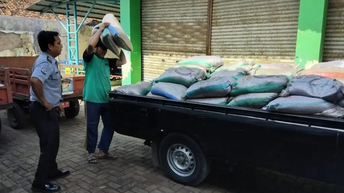 Dukung Program Penghijauan, DLH Kota Pekalongan Serahkan 100 Kantong Pupuk Kompos ke Rutan Kelas IIA  