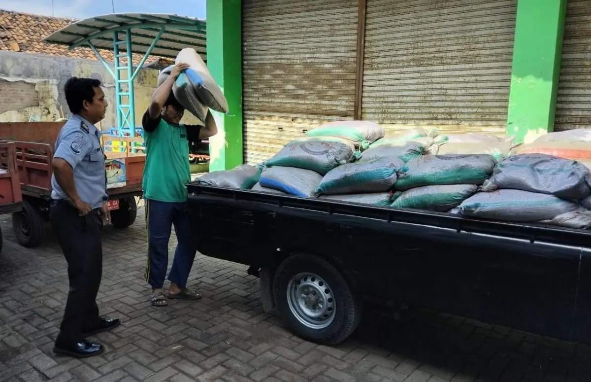 Dukung Program Penghijauan, DLH Kota Pekalongan Serahkan 100 Kantong ...