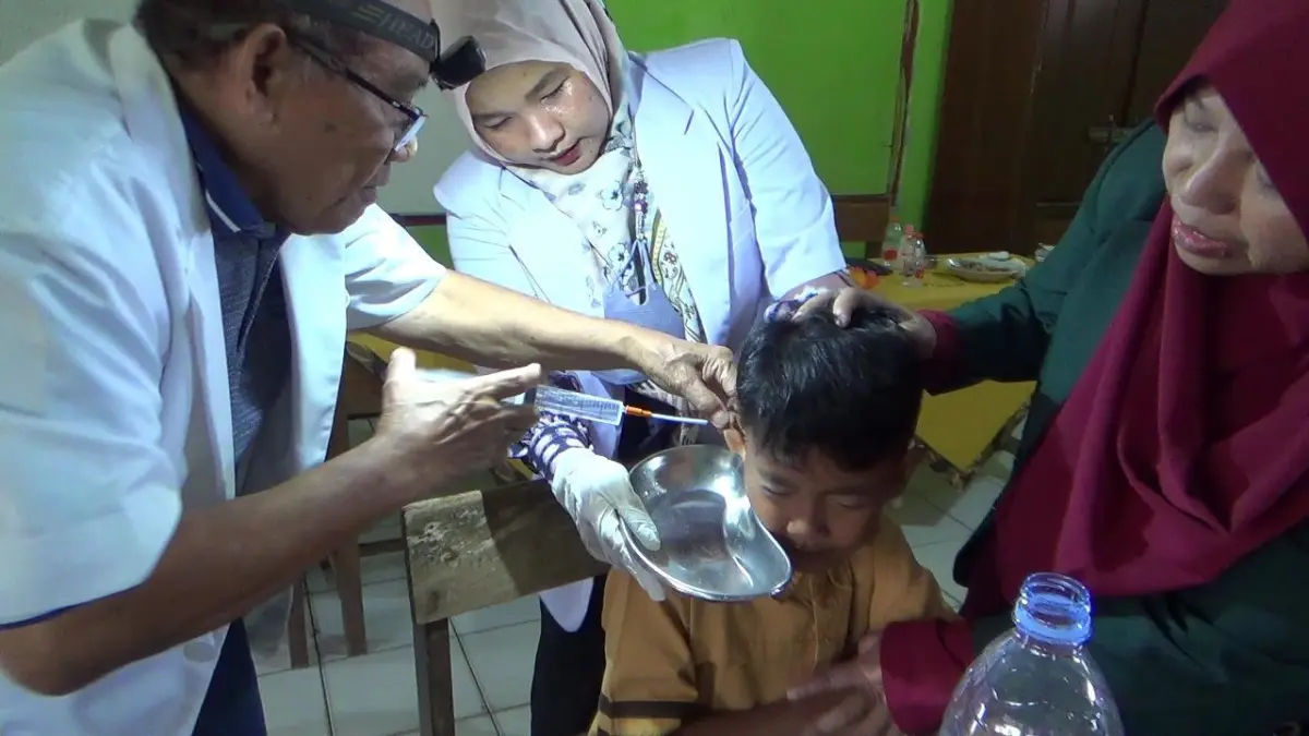 IDI Kendal Bersihkan Telinga Puluhan Siswa SD, Dukung Konsentrasi Belajar di Kelas